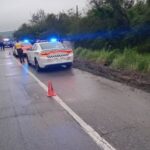 Guardia Estatal atiende volcadura de tractocamión cargado con alimento para ganado