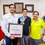 Alcalde Carlos Peña Ortiz entrega reconocimiento a destacado deportista