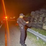 Guardia Estatal atiende volcadura de tráiler en González