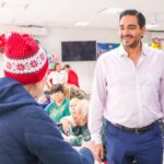 Felices abuelitos celebran Navidad Imparable con Carlos Peña Ortiz