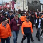 Encabeza rector caravana naranja en apoyo al Correcaminos